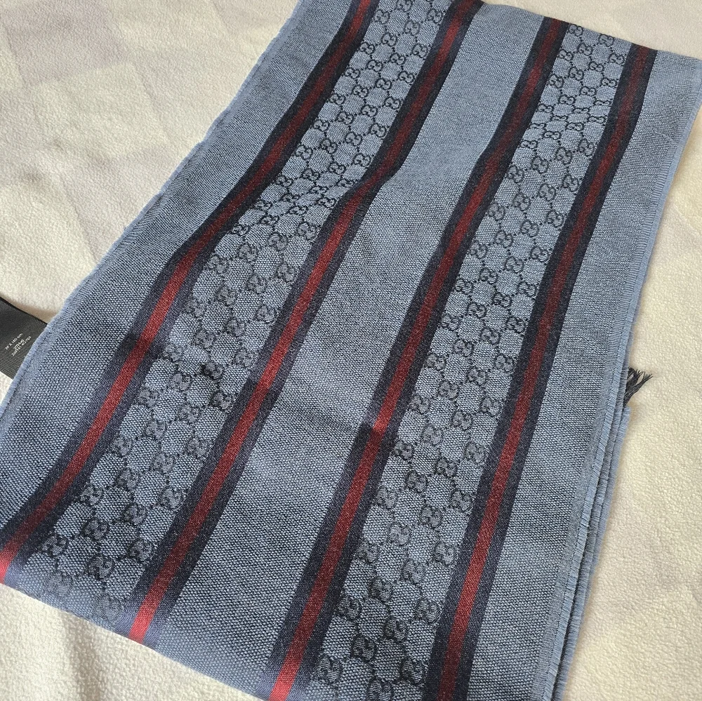 Authentic Gucci Men's Scarf in Navy and Crimson - Picture 8 of 13
